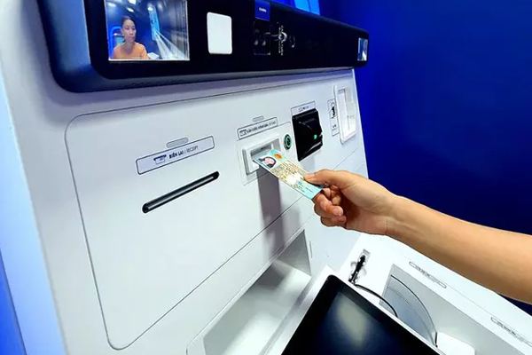 Điều ít biết: Một cây ATM có bao nhiêu tiền?-2