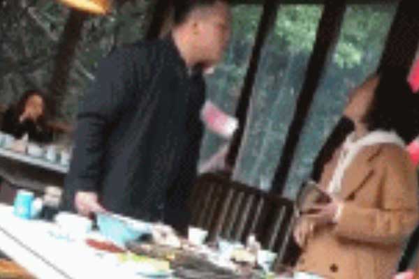 Bạn trai đòi nhà gái chuẩn bị của hồi môn, cô gái phẫn nộ ném tiền vào mặt-1