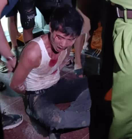 Chồng lái xe tông thẳng vào công ty vợ khiến 1 người chết, nhiều người bị thương-2