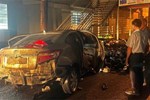 Chồng lái xe tông thẳng vào công ty vợ khiến 1 người chết, nhiều người bị thương