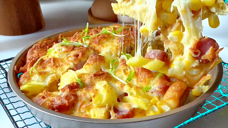 Nhà có bánh mì cũ, lấy ngay ra làm pizza ăn sáng thì ngon lành đủ chất lại nhanh gọn-9