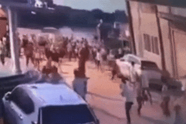 Phó giám đốc lái ôtô tông hàng loạt nhân viên công ty vợ