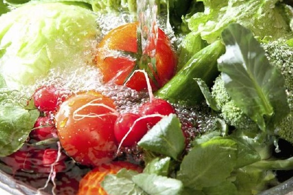 Những sai lầm tai hại khi rửa trái cây và rau quả vừa mất hết chất vừa rước độc vào người-1
