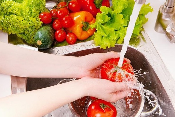 Những sai lầm tai hại khi rửa trái cây và rau quả vừa mất hết chất vừa rước độc vào người-3