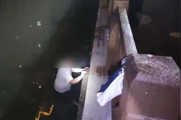 Liều mình nhảy sông cứu người yêu, thái độ của cô gái sau đó khiến chàng trai muối mặt-1