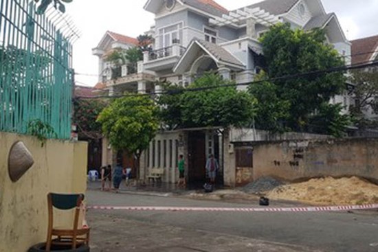 Truy bắt thanh niên mặc áo Grab đâm tử vong đại gia ngay tại biệt thự ở TP.HCM