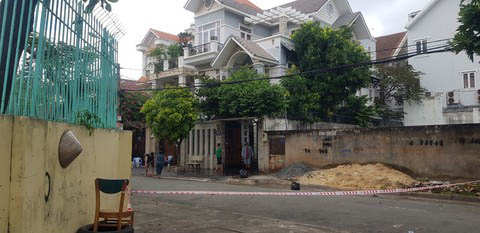 Truy bắt thanh niên mặc áo Grab đâm tử vong đại gia ngay tại biệt thự ở TP.HCM-1