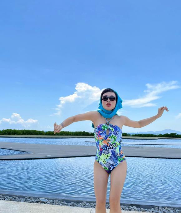 Uyên Linh lột đồ, tắm tiên giữa bãi biển công cộng gây sốc-1