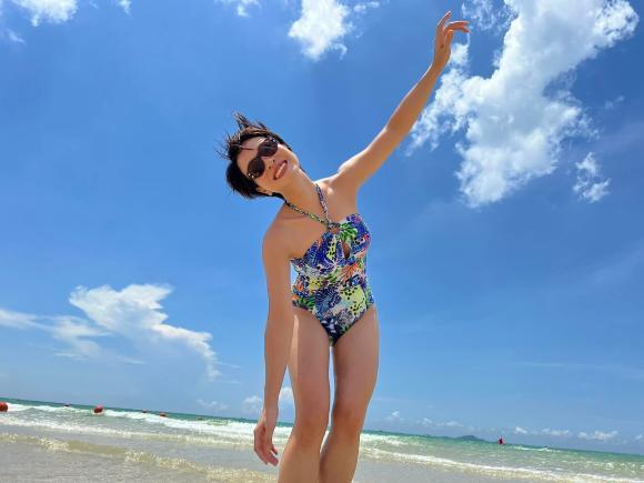 Uyên Linh lột đồ, tắm tiên giữa bãi biển công cộng gây sốc-2