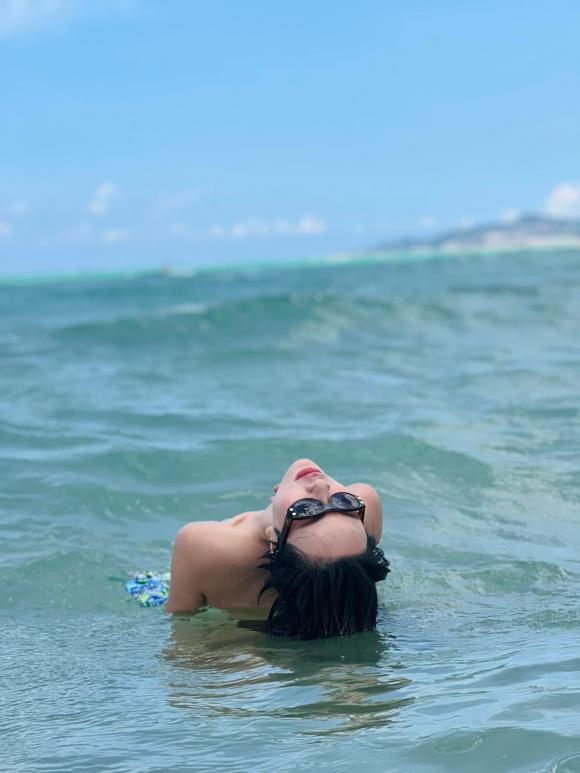 Uyên Linh lột đồ, tắm tiên giữa bãi biển công cộng gây sốc-4