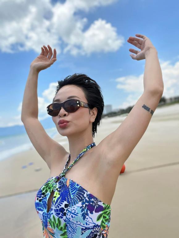 Uyên Linh lột đồ, tắm tiên giữa bãi biển công cộng gây sốc-5