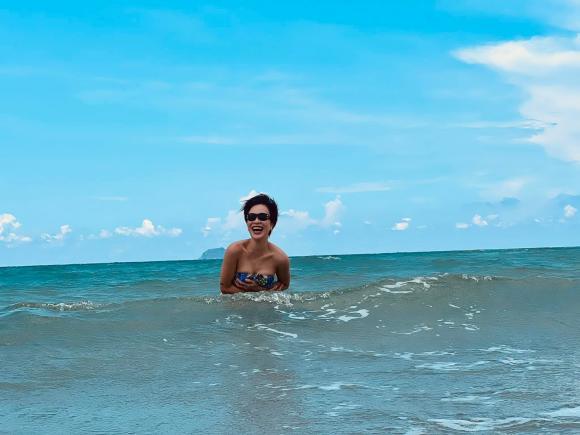 Uyên Linh lột đồ, tắm tiên giữa bãi biển công cộng gây sốc-6