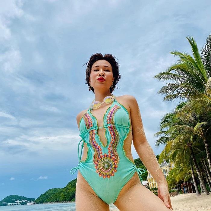 Uyên Linh lột đồ, tắm tiên giữa bãi biển công cộng gây sốc-8