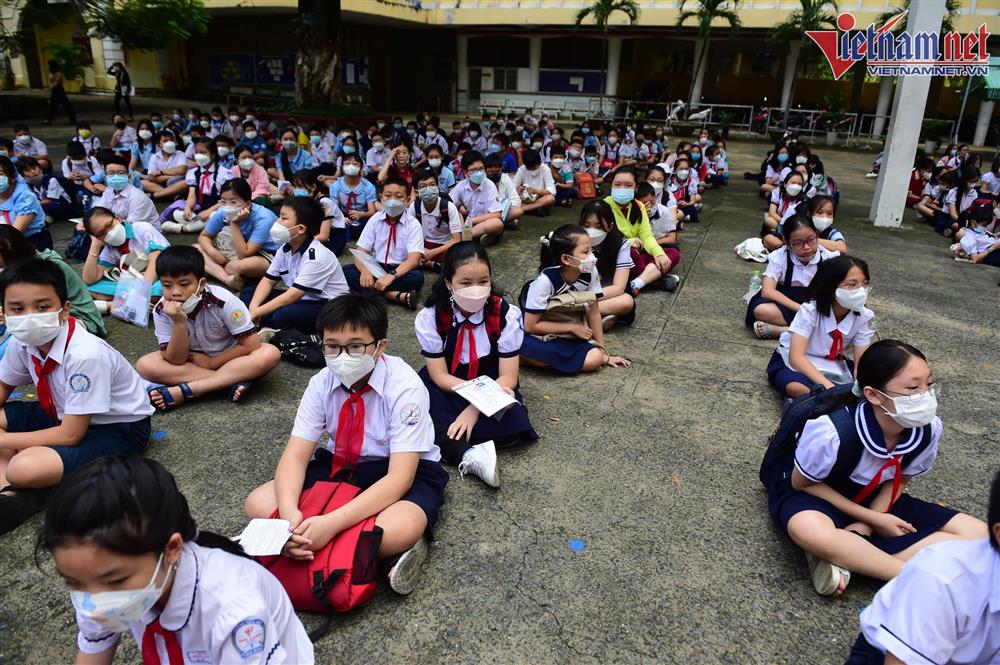 Ăn vội, ngồi đất để thi vào lớp 6 trường chuyên hot nhất Sài Gòn-1