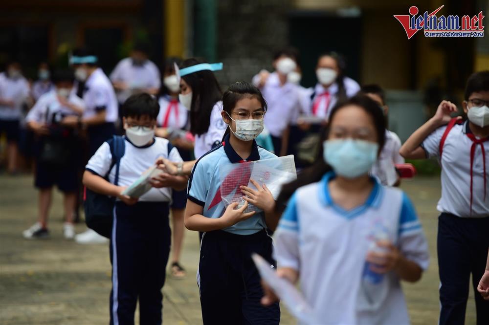 Ăn vội, ngồi đất để thi vào lớp 6 trường chuyên hot nhất Sài Gòn-10