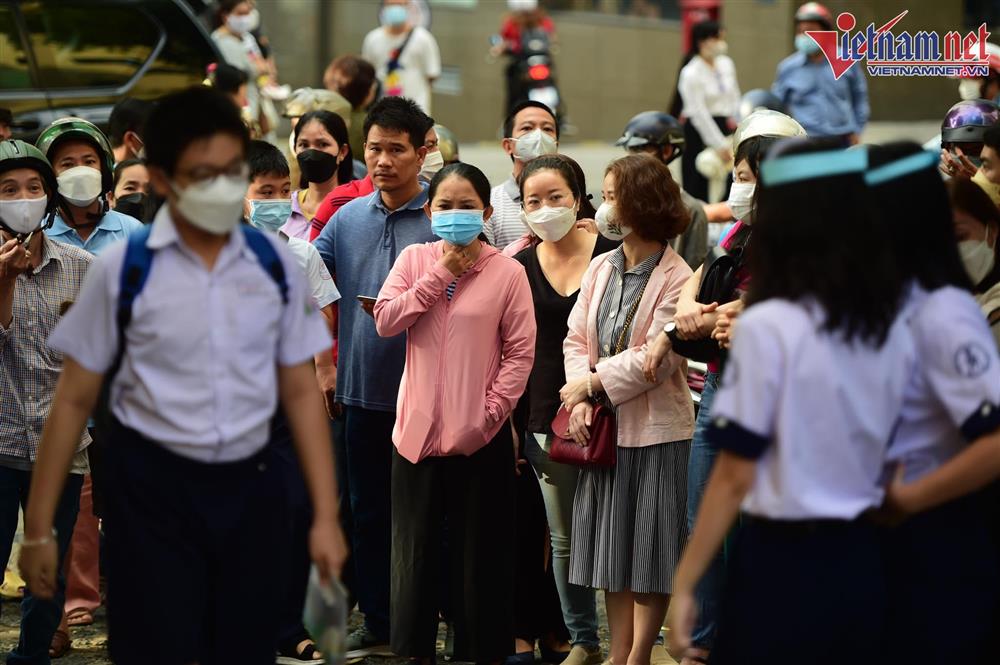 Ăn vội, ngồi đất để thi vào lớp 6 trường chuyên hot nhất Sài Gòn-2