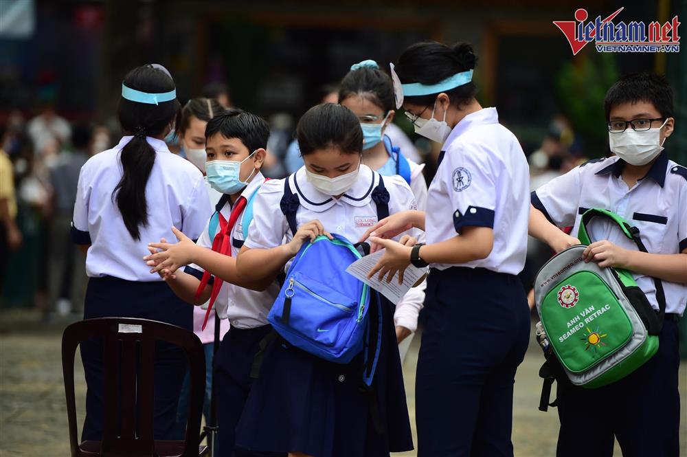 Ăn vội, ngồi đất để thi vào lớp 6 trường chuyên hot nhất Sài Gòn-8
