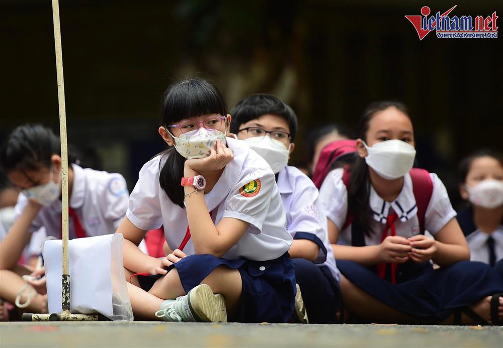 Ăn vội, ngồi đất để thi vào lớp 6 trường chuyên hot nhất Sài Gòn-15