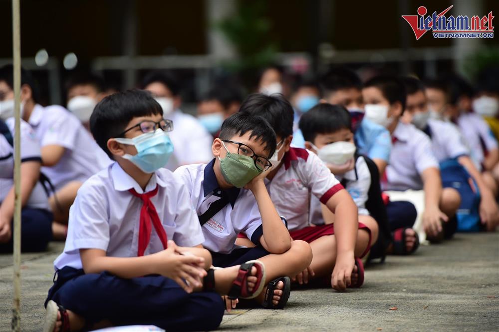 Ăn vội, ngồi đất để thi vào lớp 6 trường chuyên hot nhất Sài Gòn-16