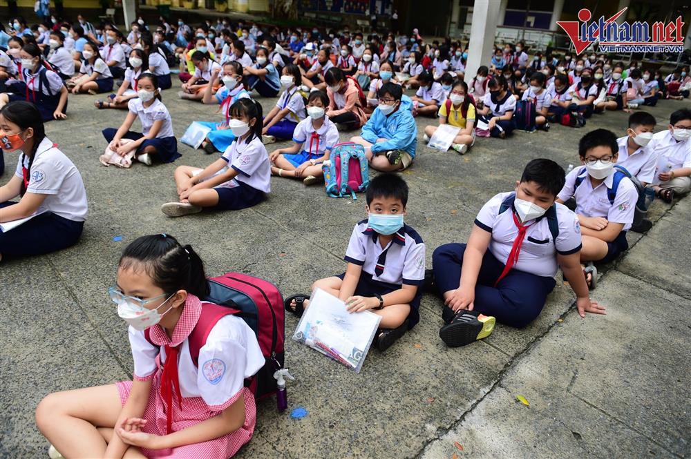 Ăn vội, ngồi đất để thi vào lớp 6 trường chuyên hot nhất Sài Gòn-17