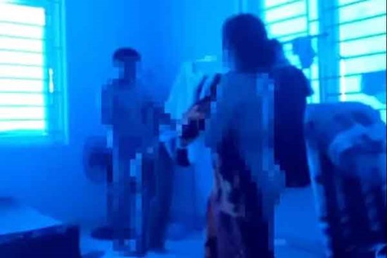 Cách chức nữ cán bộ 