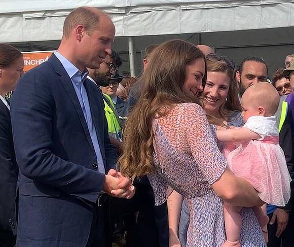 Công nương Kate mải mê bế em bé trong sự kiện, Hoàng tử William có động thái khiến mọi người thích thú-1