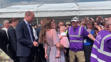 Công nương Kate mải mê bế em bé trong sự kiện, Hoàng tử William có động thái khiến mọi người thích thú-2
