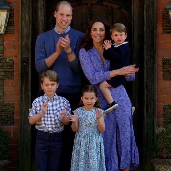 Công nương Kate mải mê bế em bé trong sự kiện, Hoàng tử William có động thái khiến mọi người thích thú-3