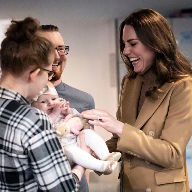 Công nương Kate mải mê bế em bé trong sự kiện, Hoàng tử William có động thái khiến mọi người thích thú-4