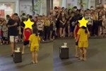 Dừng hoạt động trò ghép đôi ở phố đi bộ TP Vinh (Nghệ An) sau clip đám đông hò reo cổ vũ 2 cháu nhỏ hôn nhau gây phẫn nộ