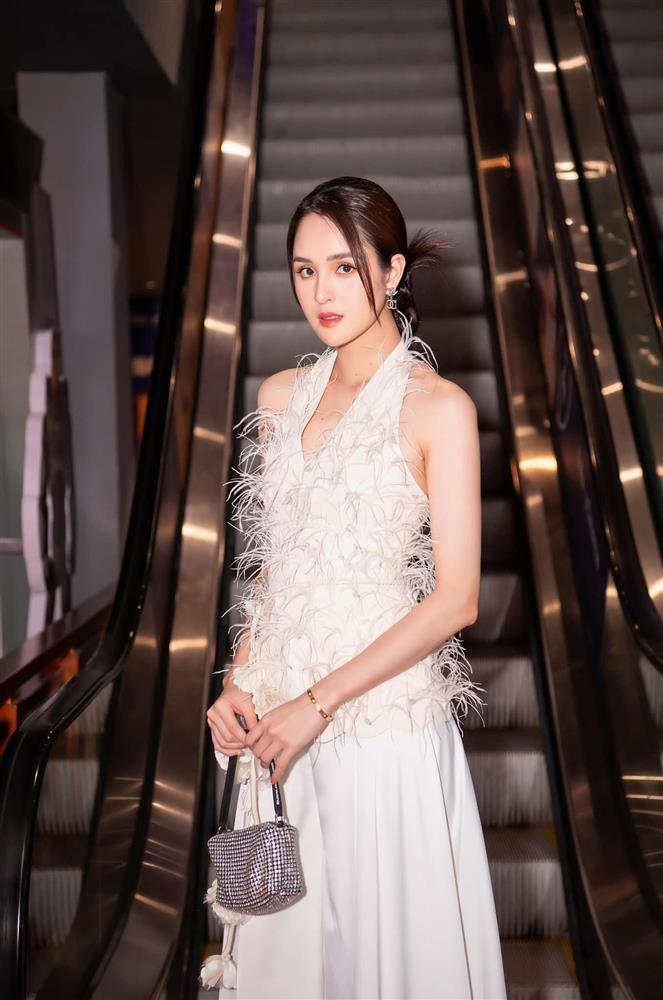 Gu thời trang thăng hạng ngày càng nóng bỏng, sành điệu của Á hậu 2 con Hoàng Anh-3