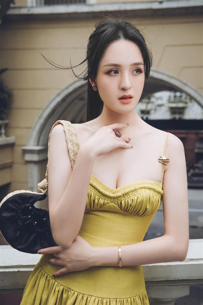 Gu thời trang thăng hạng ngày càng nóng bỏng, sành điệu của Á hậu 2 con Hoàng Anh-7