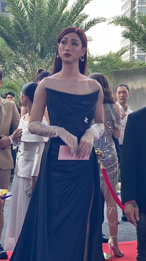 Thảm đỏ Chung kết Hoa hậu Hoàn vũ Việt Nam 2022: HHen Niê kín đáo vẫn đẹp tựa nữ thần, Lâm Khánh Chi phô bày vòng một nhức mắt-6