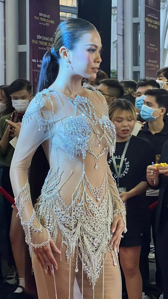 Thảm đỏ Chung kết Hoa hậu Hoàn vũ Việt Nam 2022: HHen Niê kín đáo vẫn đẹp tựa nữ thần, Lâm Khánh Chi phô bày vòng một nhức mắt-8