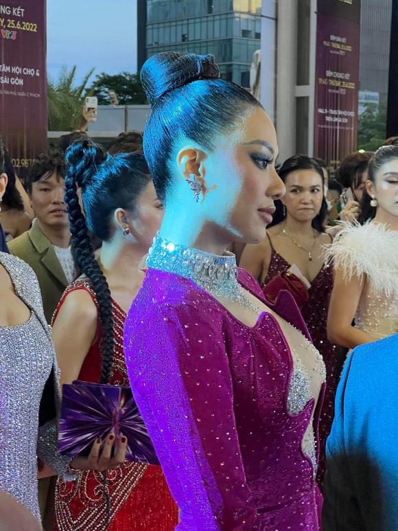 Thảm đỏ Chung kết Hoa hậu Hoàn vũ Việt Nam 2022: HHen Niê kín đáo vẫn đẹp tựa nữ thần, Lâm Khánh Chi phô bày vòng một nhức mắt-11