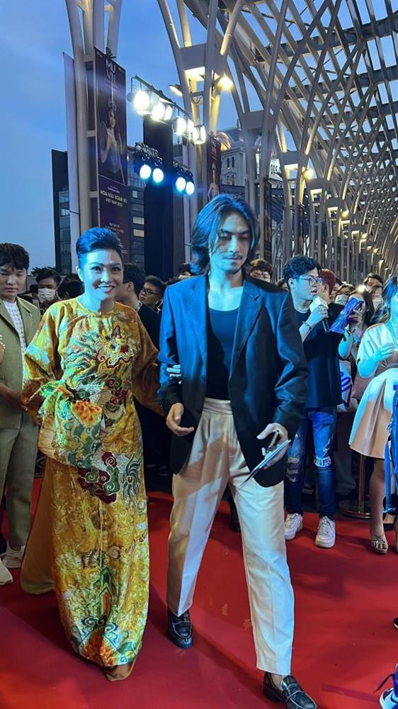 Thảm đỏ Chung kết Hoa hậu Hoàn vũ Việt Nam 2022: HHen Niê kín đáo vẫn đẹp tựa nữ thần, Lâm Khánh Chi phô bày vòng một nhức mắt-12