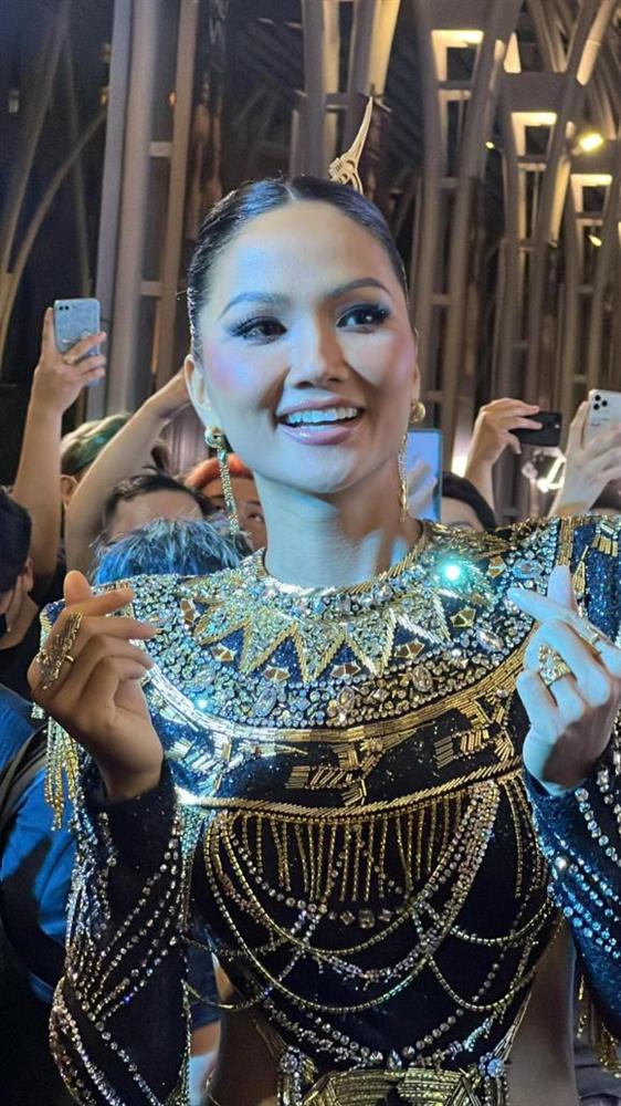 Thảm đỏ Chung kết Hoa hậu Hoàn vũ Việt Nam 2022: HHen Niê kín đáo vẫn đẹp tựa nữ thần, Lâm Khánh Chi phô bày vòng một nhức mắt-16