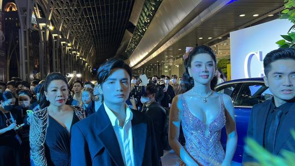 Thảm đỏ Chung kết Hoa hậu Hoàn vũ Việt Nam 2022: HHen Niê kín đáo vẫn đẹp tựa nữ thần, Lâm Khánh Chi phô bày vòng một nhức mắt-17
