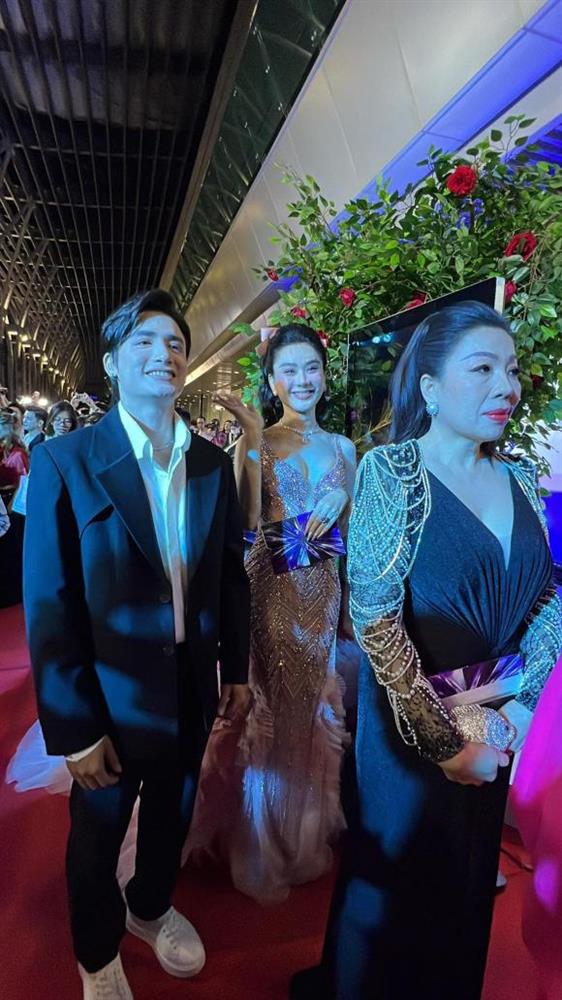 Thảm đỏ Chung kết Hoa hậu Hoàn vũ Việt Nam 2022: HHen Niê kín đáo vẫn đẹp tựa nữ thần, Lâm Khánh Chi phô bày vòng một nhức mắt-18