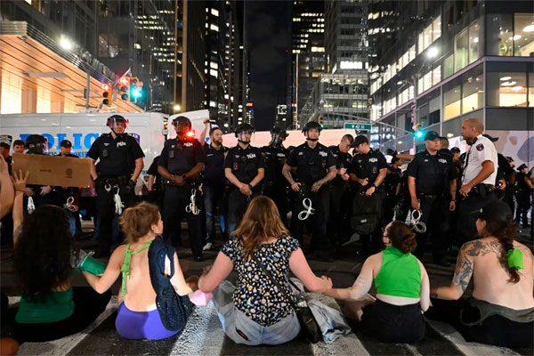 Phụ nữ New York ngực trần biểu tình chống luật cấm phá thai-1