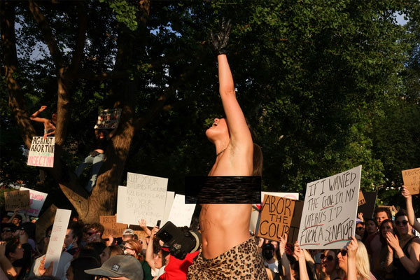 Phụ nữ New York ngực trần biểu tình chống luật cấm phá thai-2