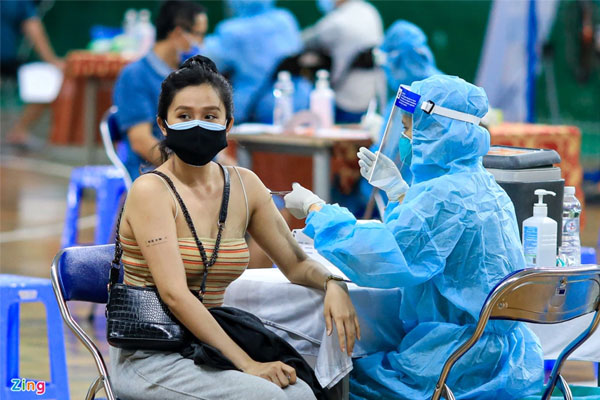 Người dân TP.HCM phải ký cam kết nếu không tiêm vaccine mũi 3, 4-1