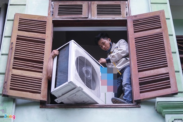 Vào mùa nóng, thợ sửa máy lạnh ở TP.HCM kiếm 100 triệu/tháng-1