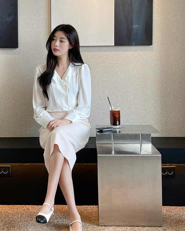 10 set đồ trắng đơn giản mà tuyệt xinh từ các quý cô, đã vậy còn hack dáng cực đỉnh-4