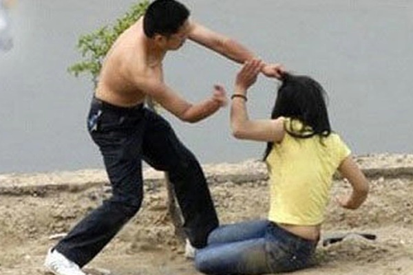 Nghi vợ ngoại tình, chồng đùng đùng kéo 500 anh em tới đánh đập vợ đến bất tỉnh-2