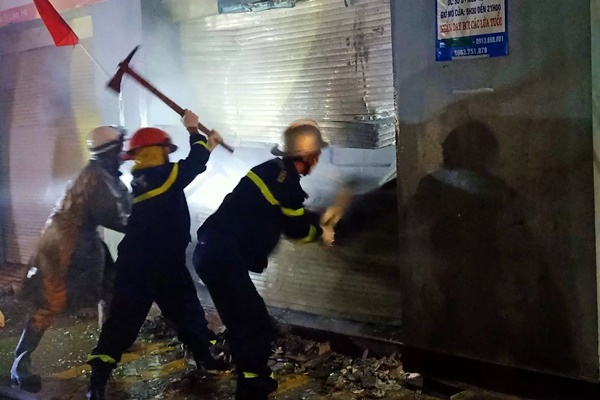 Phá cửa căn nhà đang bốc cháy ở Hà Nội, cứu 4 người mắc kẹt-1