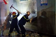Phá cửa căn nhà đang bốc cháy ở Hà Nội, cứu 4 người mắc kẹt