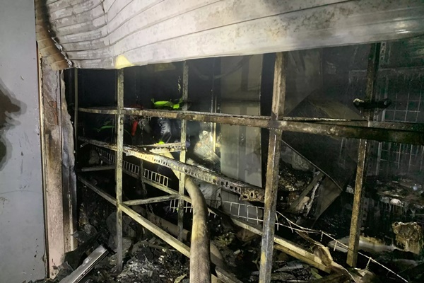 Phá cửa căn nhà đang bốc cháy ở Hà Nội, cứu 4 người mắc kẹt-2