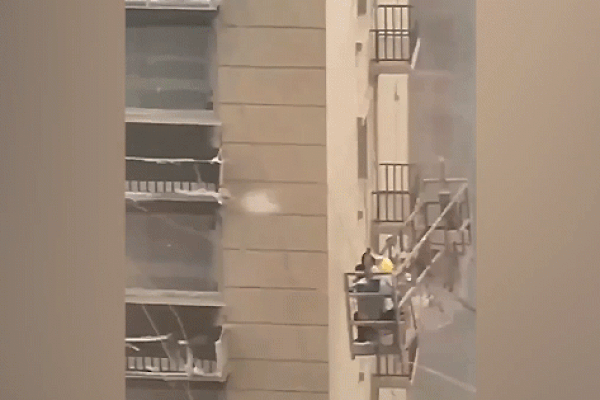 Gió thổi bay mái nhà ở Trung Quốc, đè hàng loạt phương tiện trên phố-1