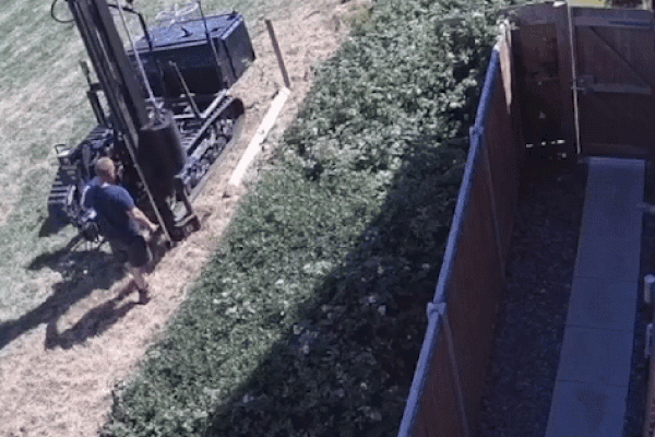 Vượt đèn đỏ ở ngã tư, 2 xe máy tông trúng vào sườn ô tô-1